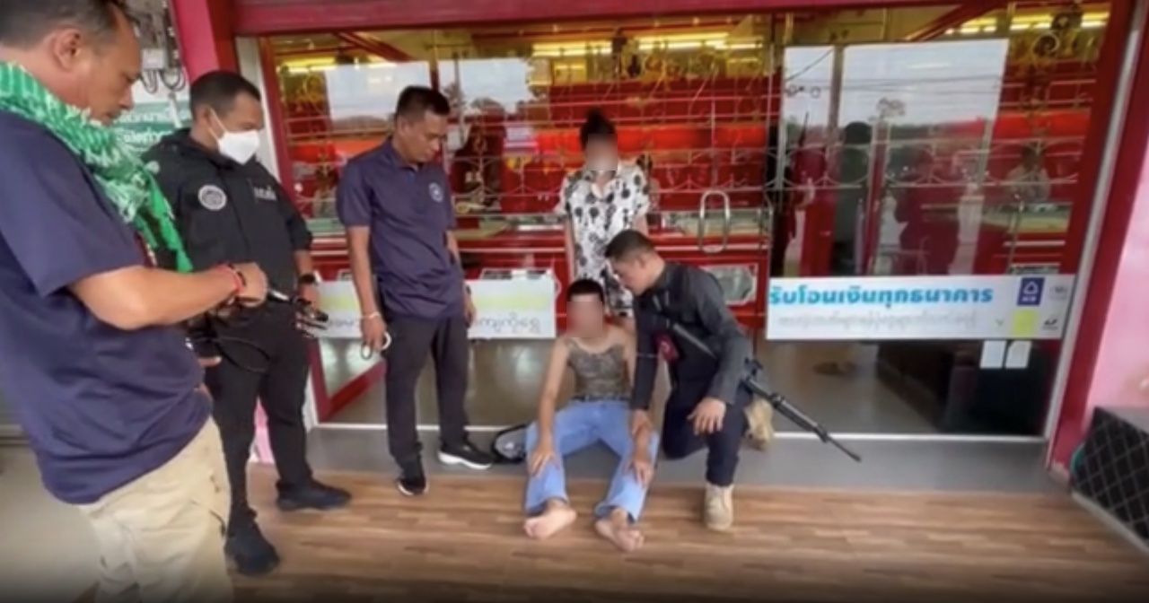 金店老板之子朝警察开枪，子弹横飞声称惊慌失措