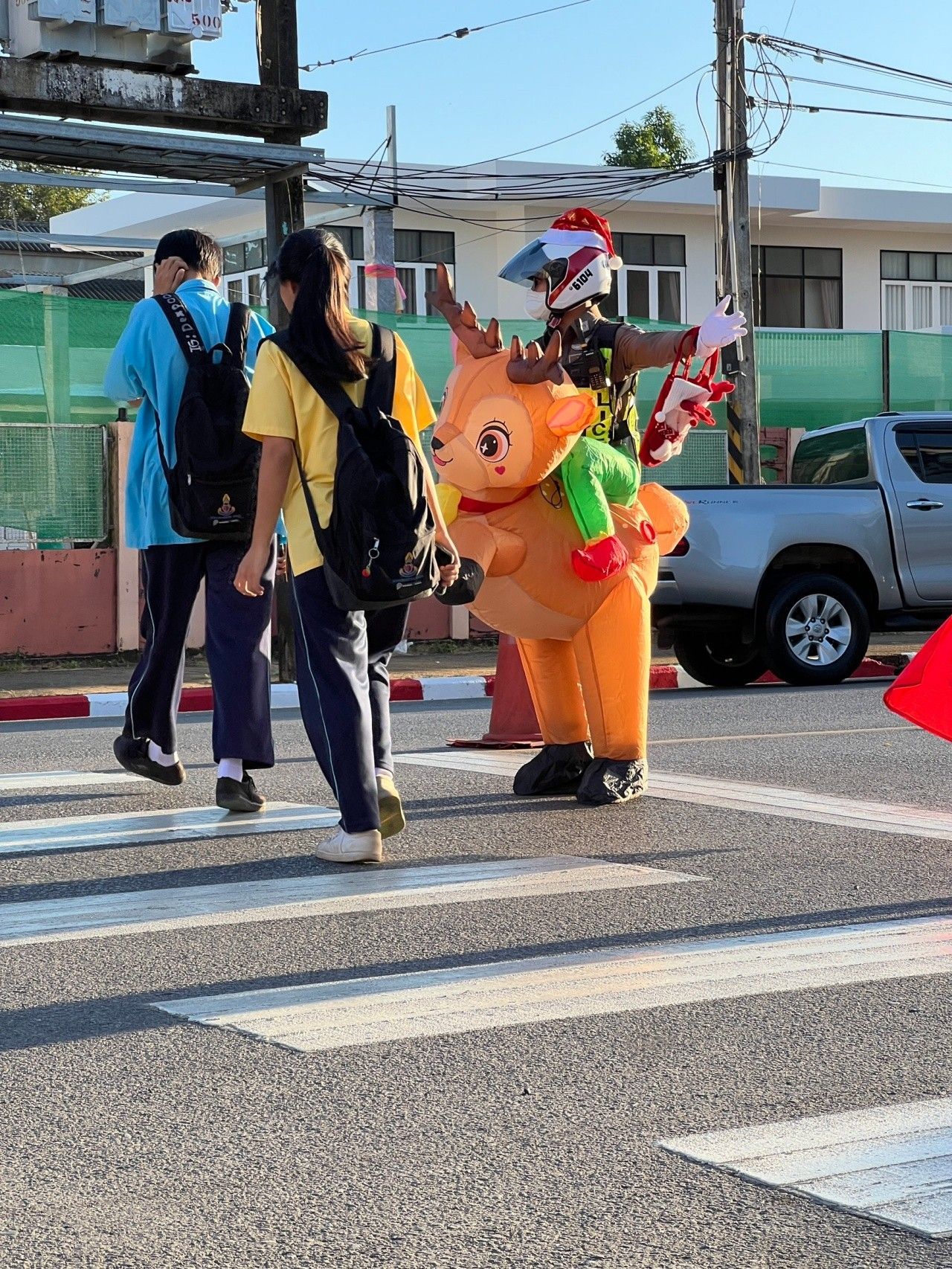 警察穿着驯鹿服装,圣诞节为孩子们带来快乐和微笑