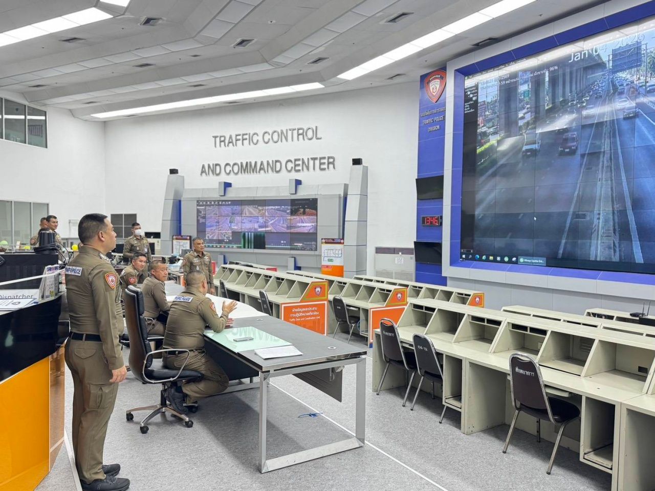 警方预计今日车辆进入曼谷超过64万辆，命令开设特殊车道以加速疏导