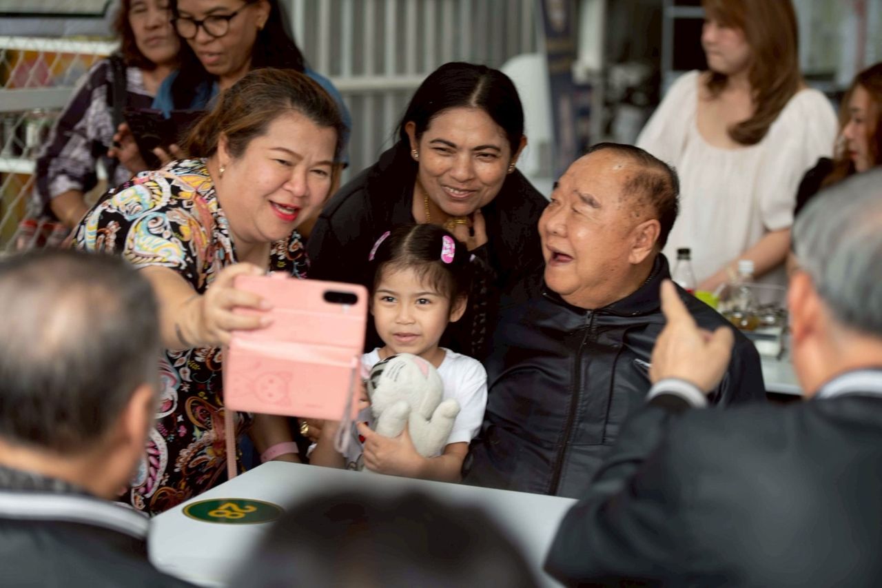 “大鹏”光顾著名面馆，坚称是私事非拉票