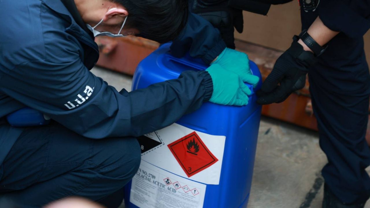 司法部长突击检查22,200公斤醋酸 防止其被用于大规模生产毒品