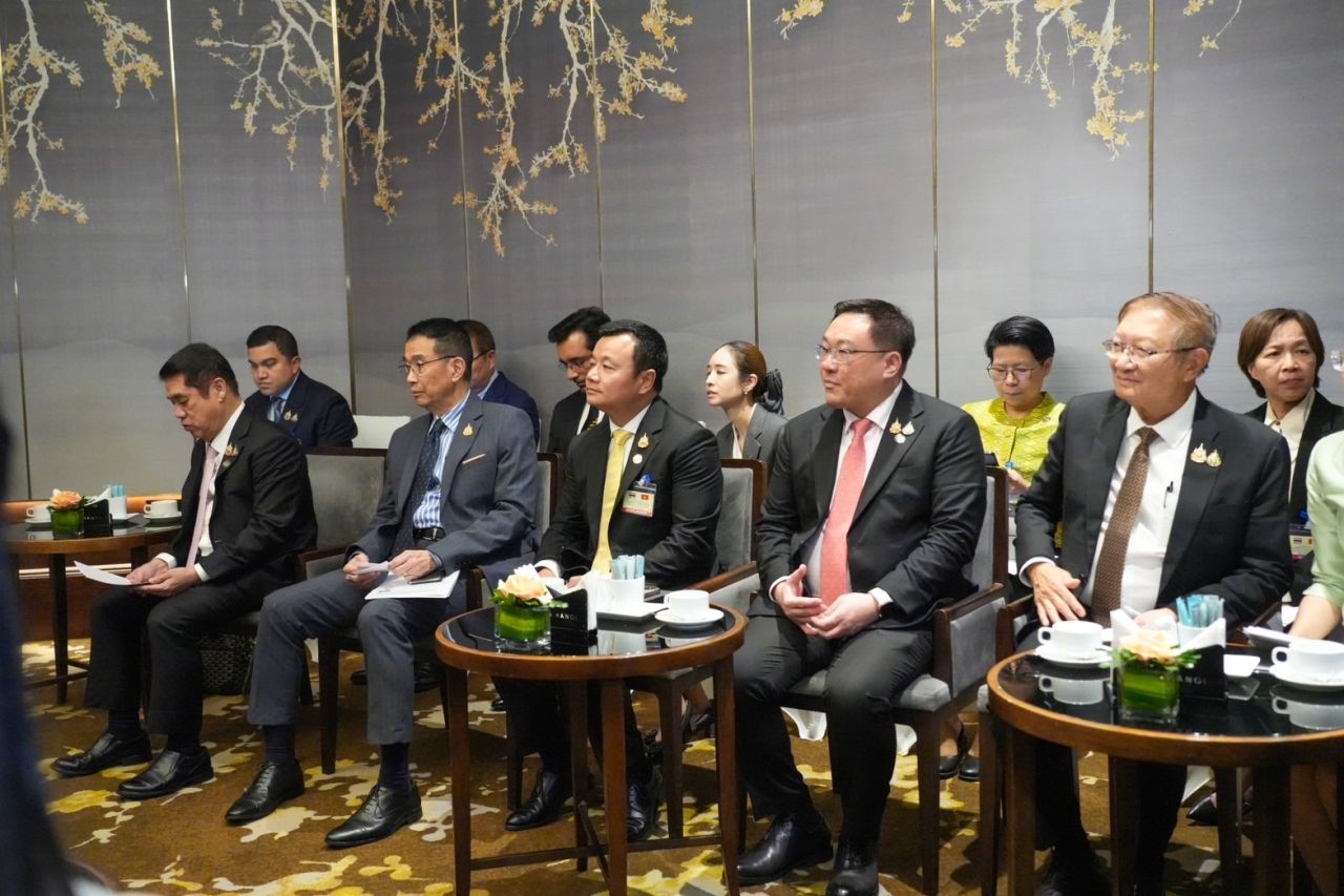 “英克”提议越南举办两国友好城市活动，支持旅游业
