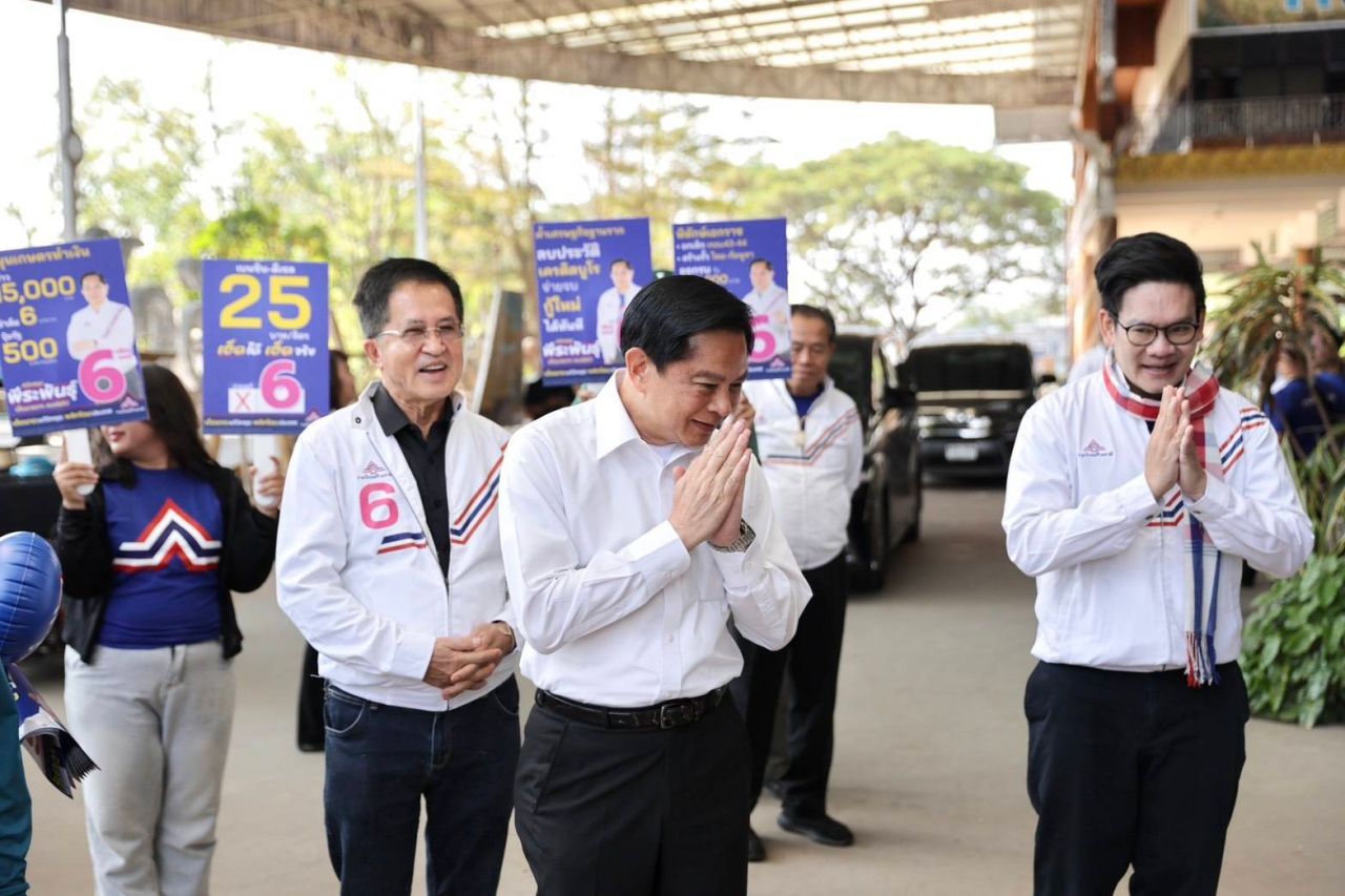 “皮拉潘”走访乌汶府-四色菊府，倡导联合泰国建国政策，强调永不背叛国家