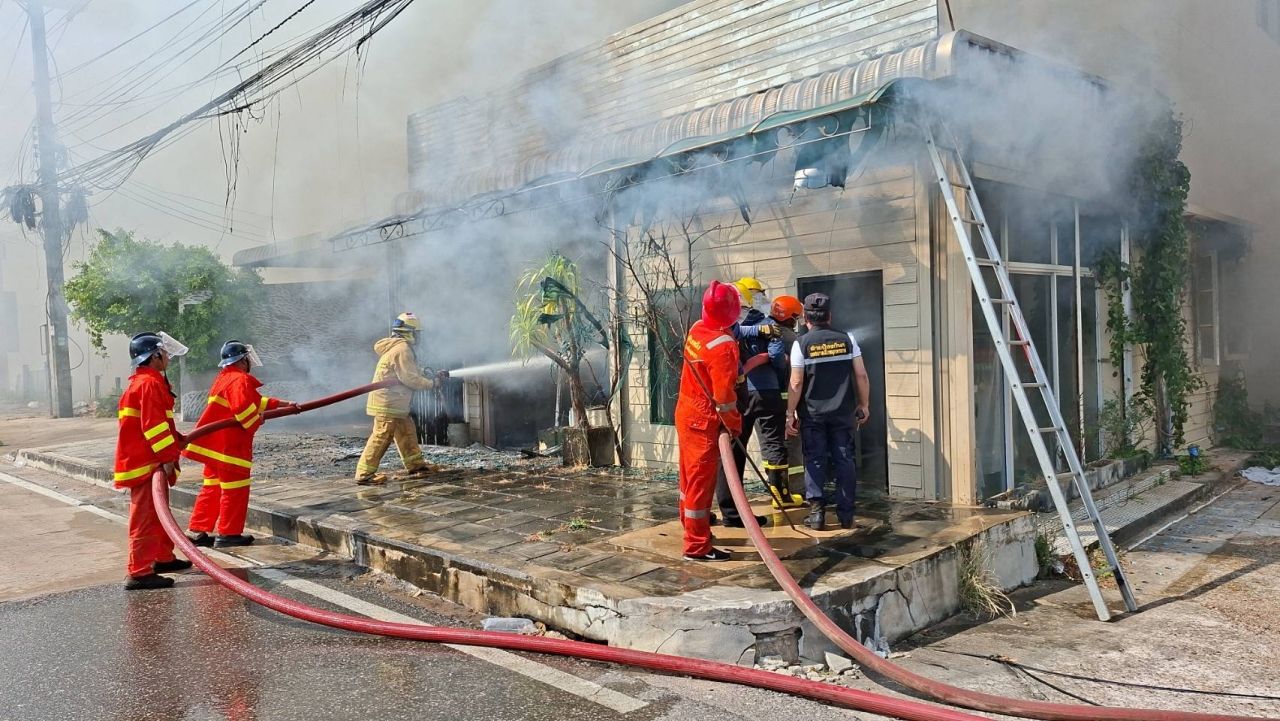 商业建筑起火,造成6只猫死亡