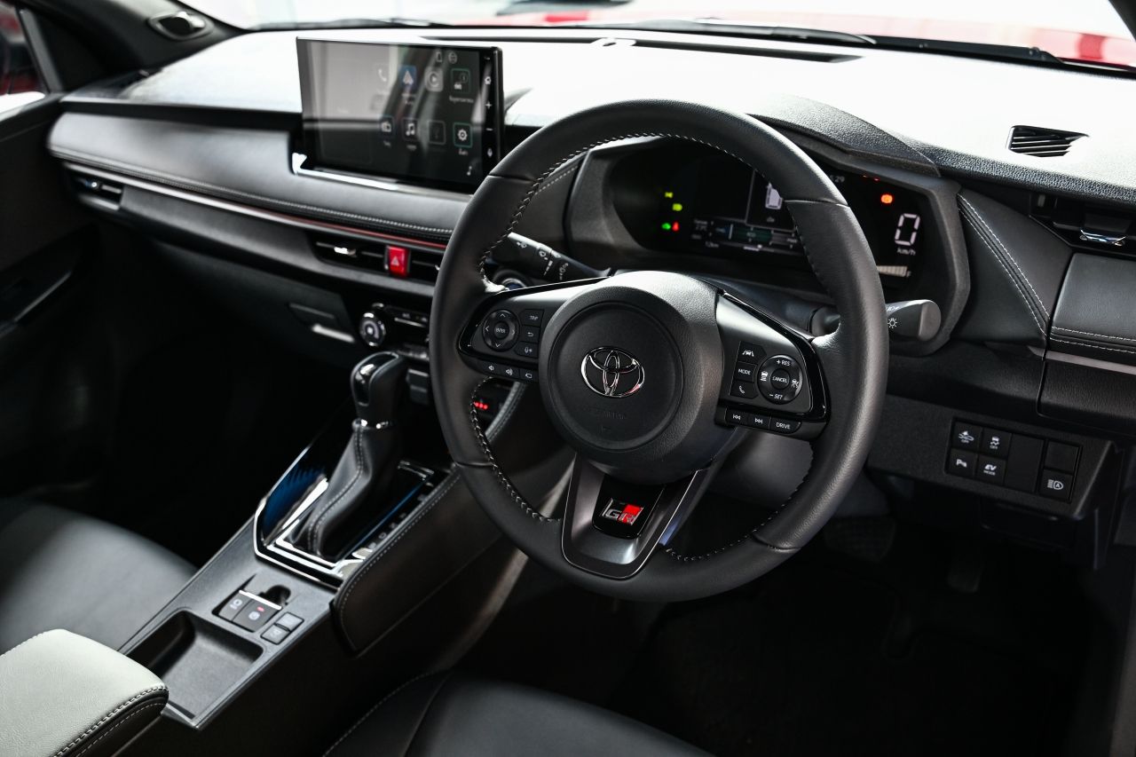 试驾评测：Toyota Yaris Ativ HEV 2025 - 节油表现出色，但驾驶乐趣需体验GR Sport