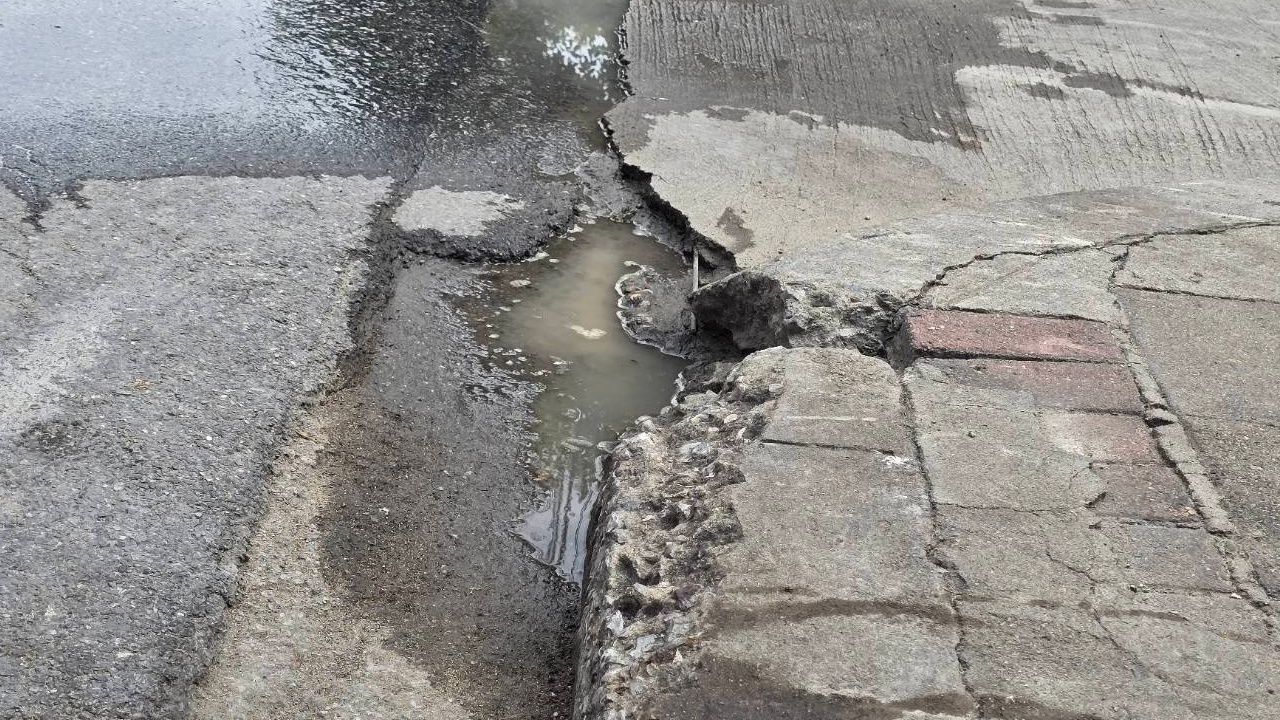 在三森路段发现渗水，距离路面塌陷处2公里，居民担心重演事故