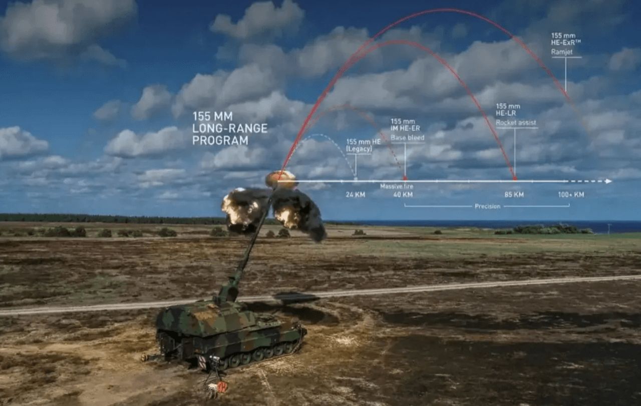 当泰国155毫米炮弹在夜空中划破长空