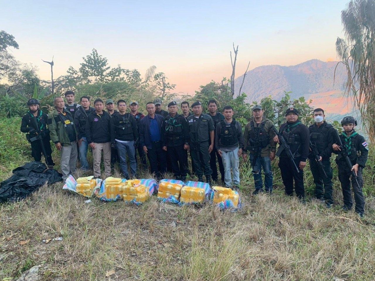 帕梅昂部队与边防警察326联合查获110万粒冰毒藏匿森林边缘