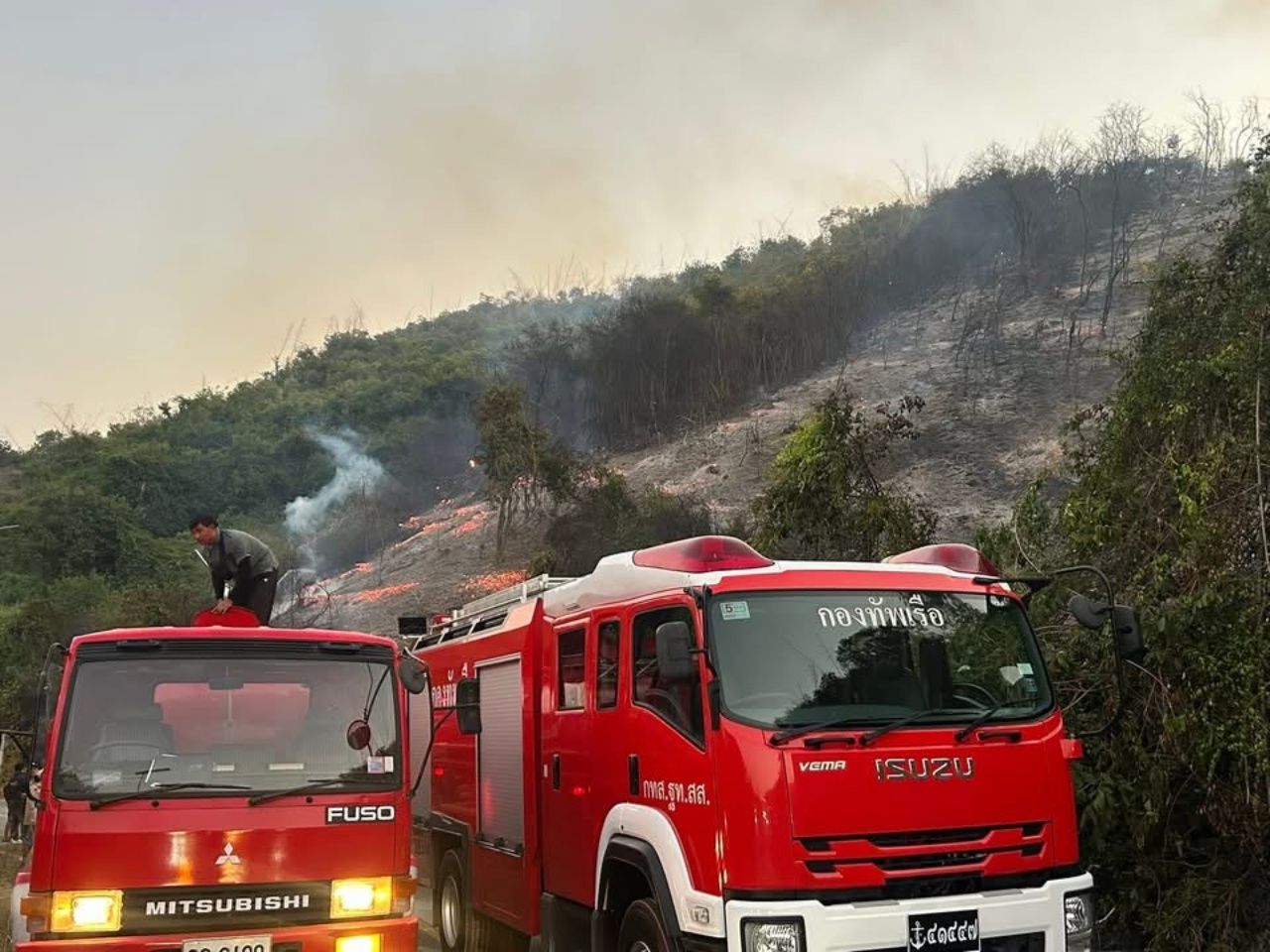 山火蔓延到萨梅撒山 集中超过10辆消防车加紧控制局势