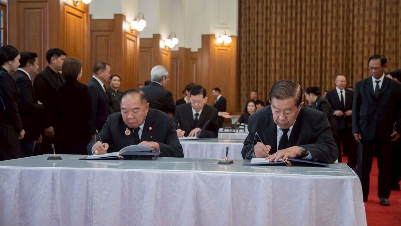 “巴育” 带领人民力量党领导集体签署悼念“诗丽吉王后”