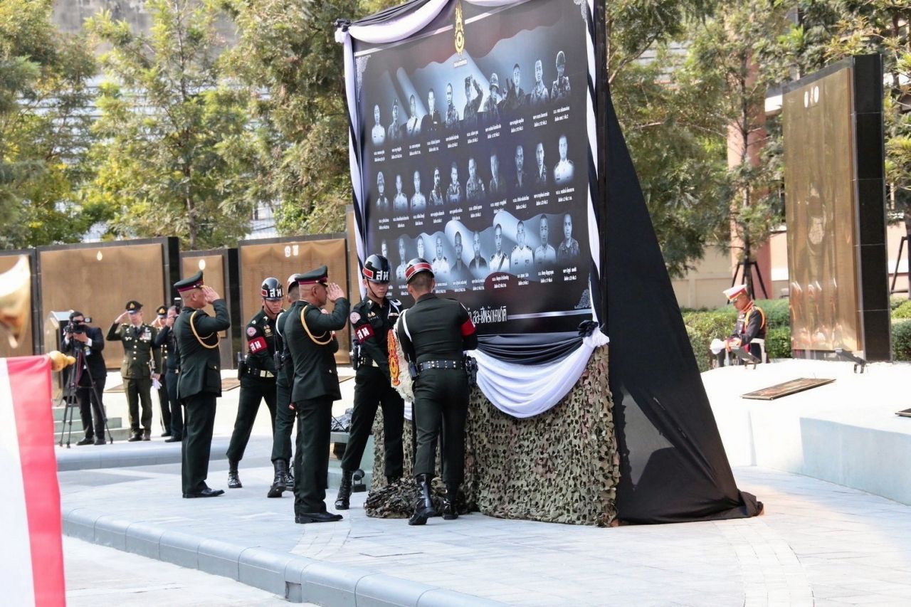“巴育-阿披拉”及前陆军司令出席陆军日，向英勇牺牲的士兵致敬