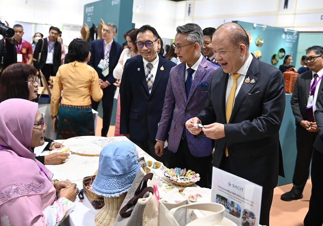 “พิชัย” เปิดงาน “Crafts Bangkok 2025” หนุน SACIT ผลักดันไทยเป็นศูนย์กลางหัตถกรรมแห่งอาเซียน