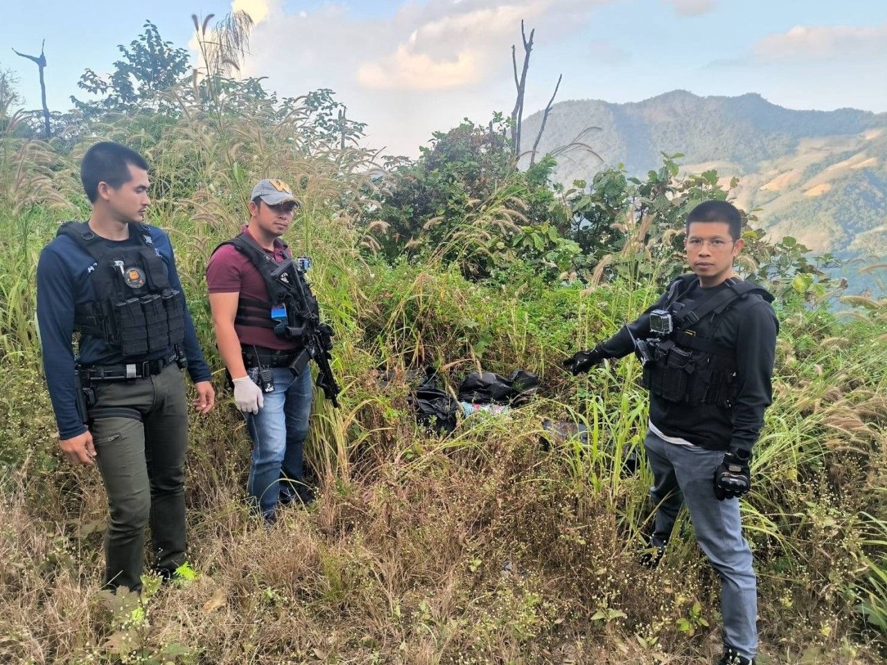 帕梅昂部队与边防警察326联合查获110万粒冰毒藏匿森林边缘