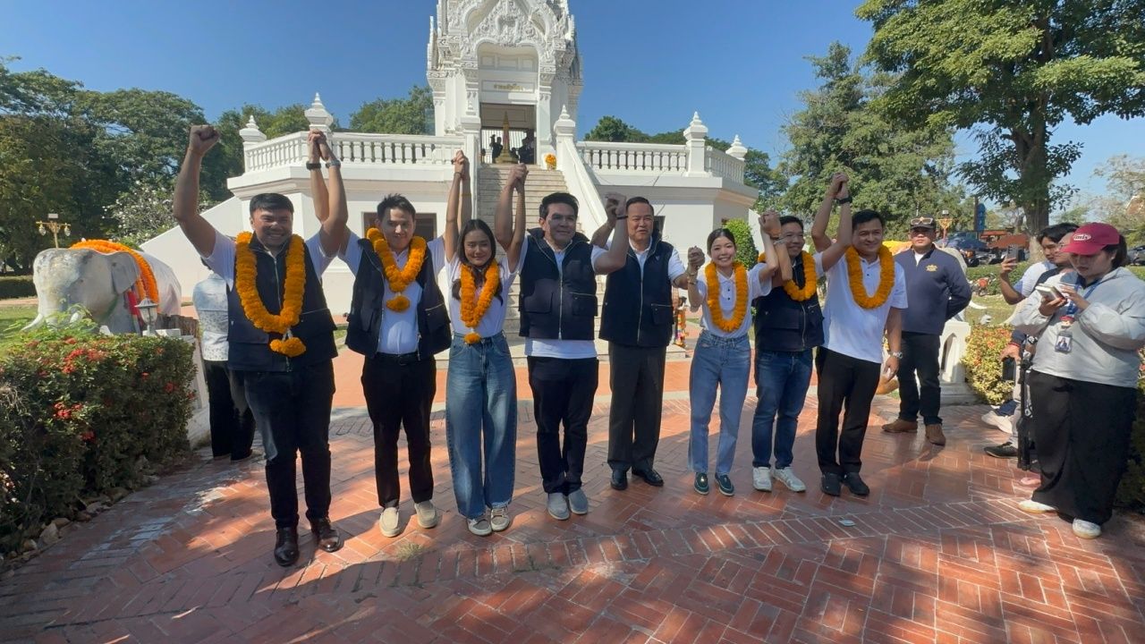 “阿努霆”在大城省为泰自豪党候选人加油，希望全省夺旗