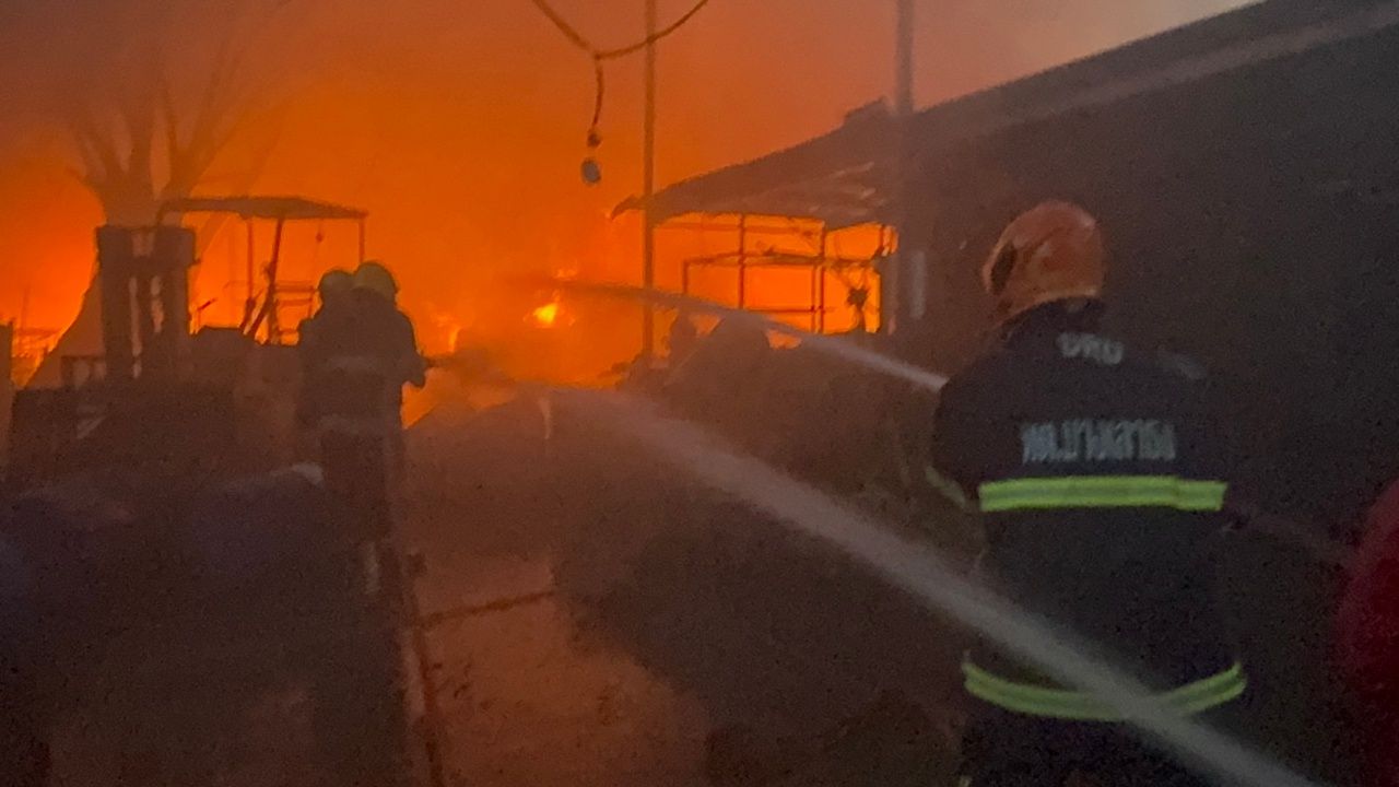 旧货店发生火灾，发现大量油漆桶、稀释剂和易燃物