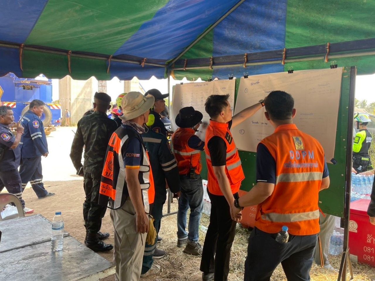 陆军派快速反应部队协助被起重机压住的列车遇难者 所有滞留人员已被疏散