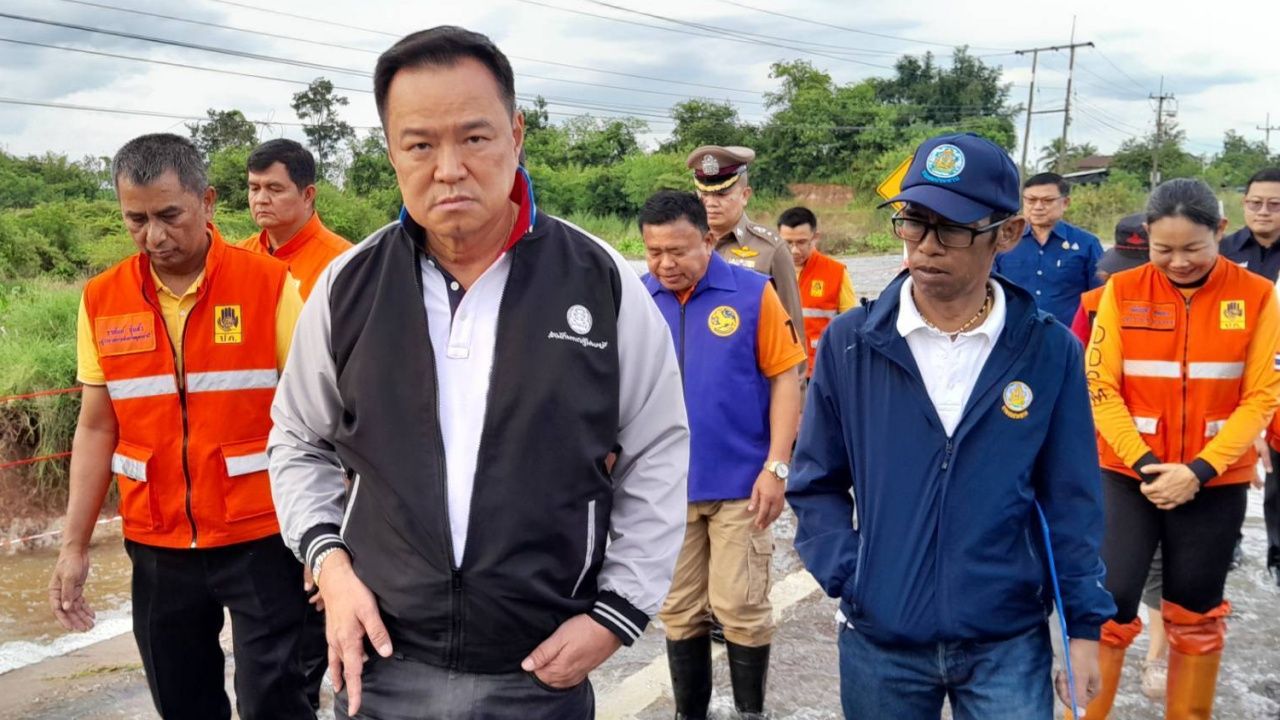 总理前往乌隆他尼市为洪水灾民提供救济袋