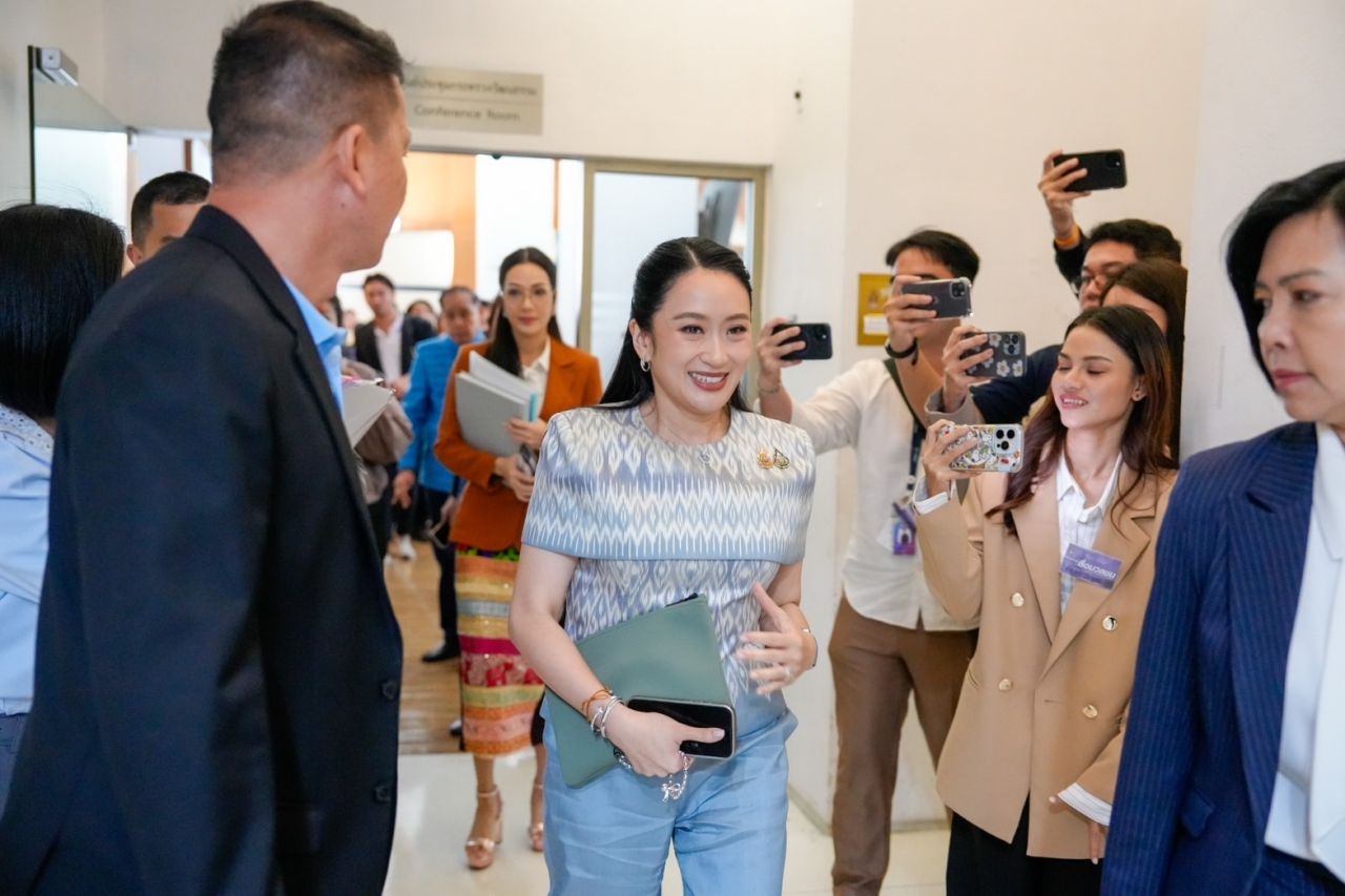 “英” 进部开会 与媒体打招呼“好久不见”
