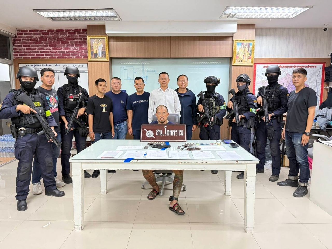 警方逮捕刚出狱的年轻男子,他持有两把枪,连续犯下重罪