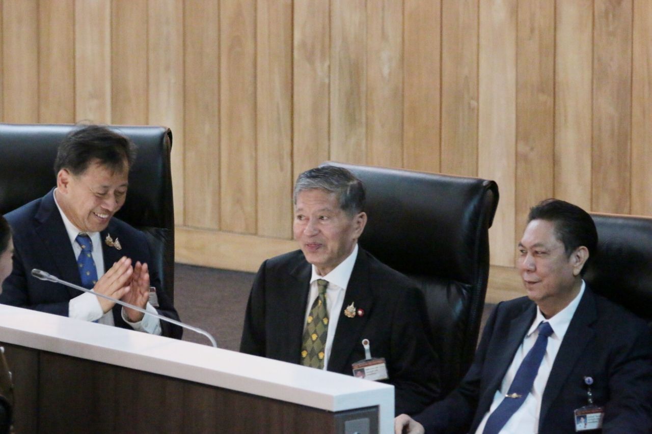 “察霖” 时隔10个月再次出现在议会，泰国为泰党的议员上前问候，不久即离开