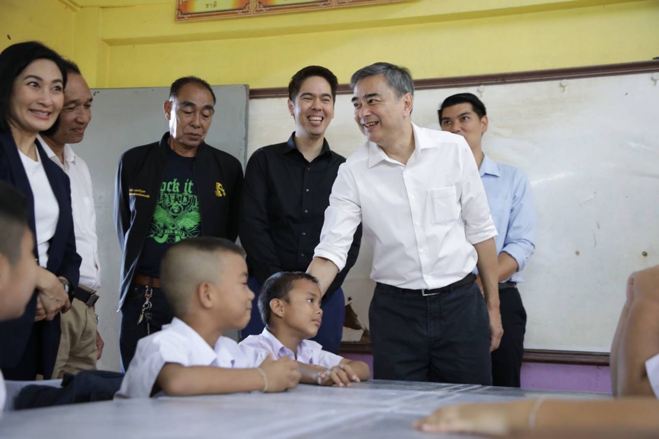 “阿披实” 探访合艾市灾民 催促政府推进“半半”第二阶段以帮助南部洪灾地区