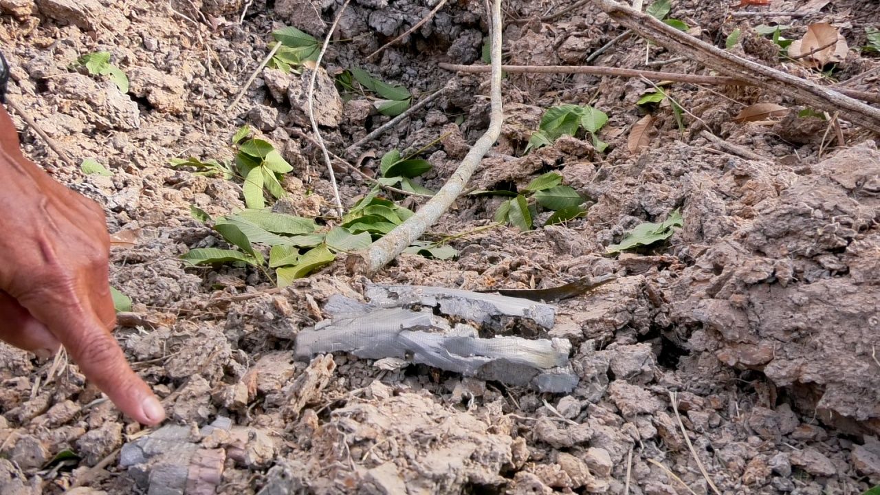 在签署停火协议后，官员调查损失情况，发现 BM-21 火箭弹散落全村