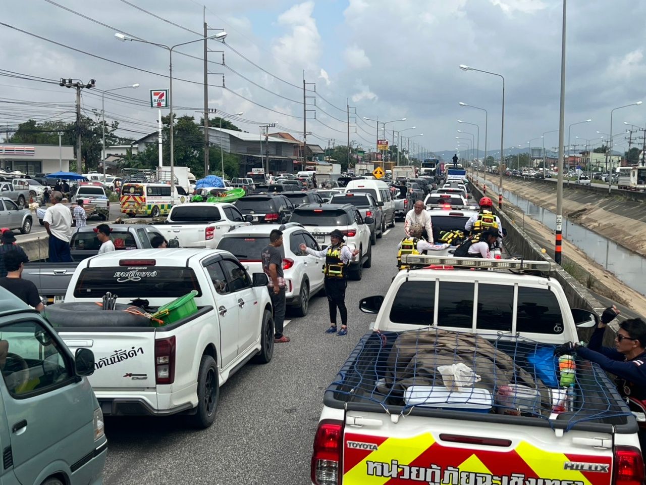 紧急时刻：三名孕妇在合艾市中心被困货车，救援人员协助接生