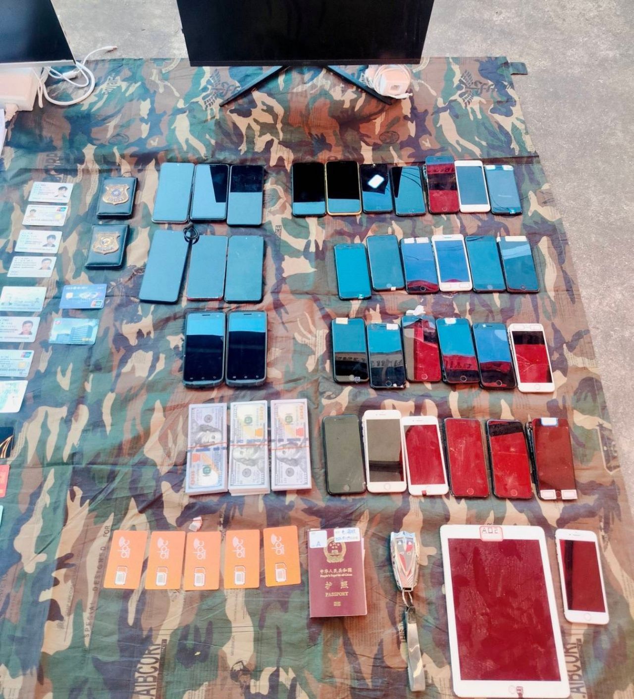 第二军区扩大打击查抄骗局巢穴,发现大量引导书和证据