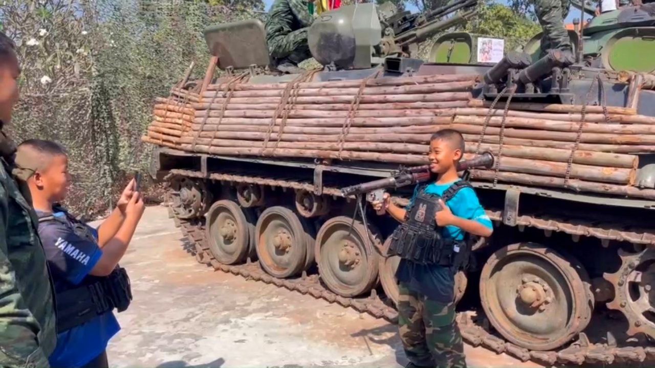 东部军团展示坦克和军事装备 激励萨凯奥府边境学校儿童