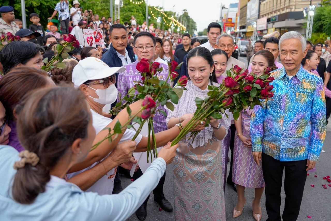 “佩通塔尔”盛大开启呵叻蜡烛游行，数千民众夹道欢呼与抗议