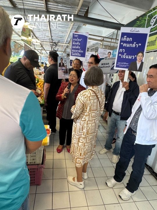 “洁猫”带领泰国前进党团队在市场进行竞选宣传,粉丝询问不知其参选信息