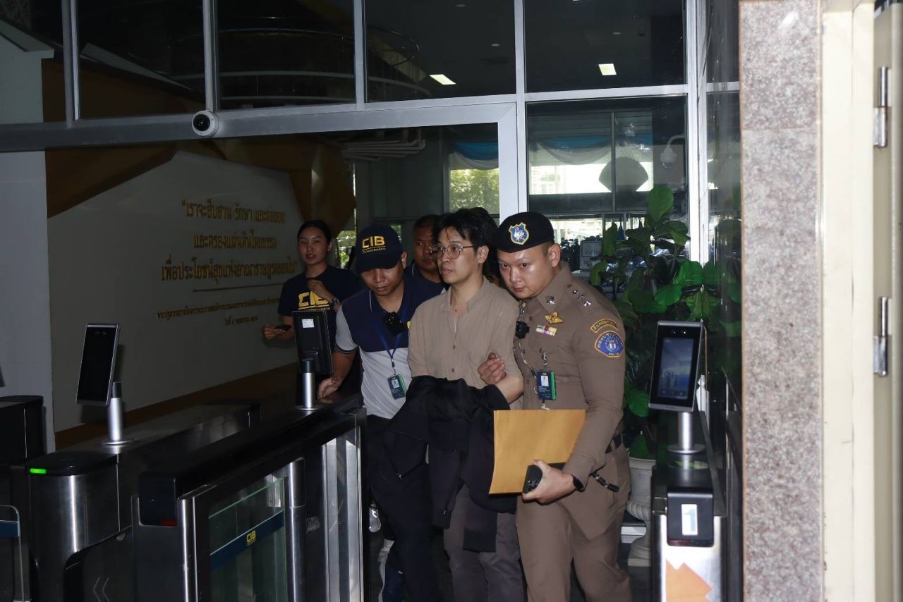 拘押“医生B”到调查办公室，面色凝重，拒绝回答媒体提问