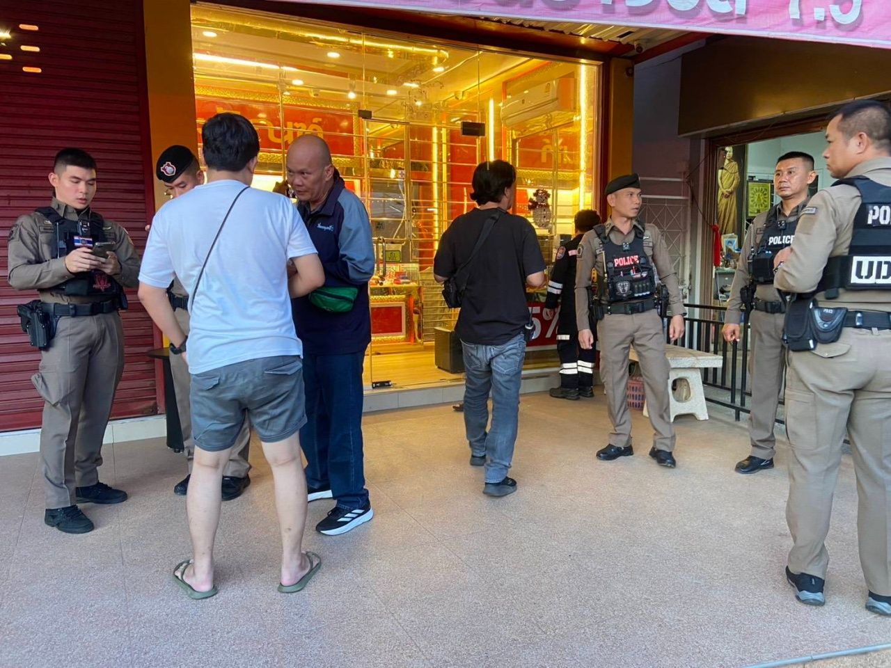 劫匪持枪威胁金店老板 索要20万 被回击受伤后选择自尽