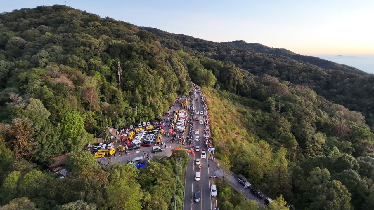 因他农山持续寒冷，最低温5度，游客蜂拥至观赏美景超万人