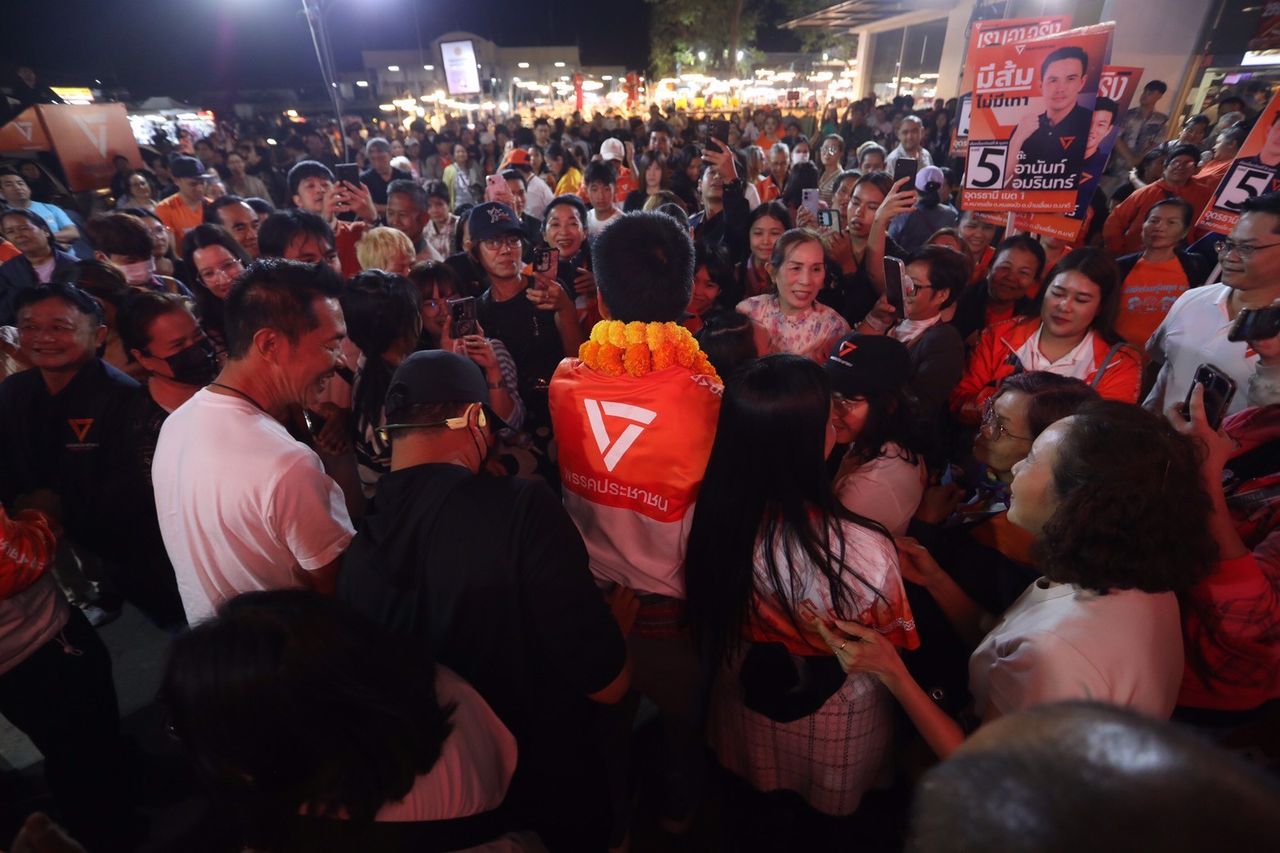 “艾斯”再遭质疑,选举期间被乡民询问——“腾”请求乌隆他尼人民支持橙党