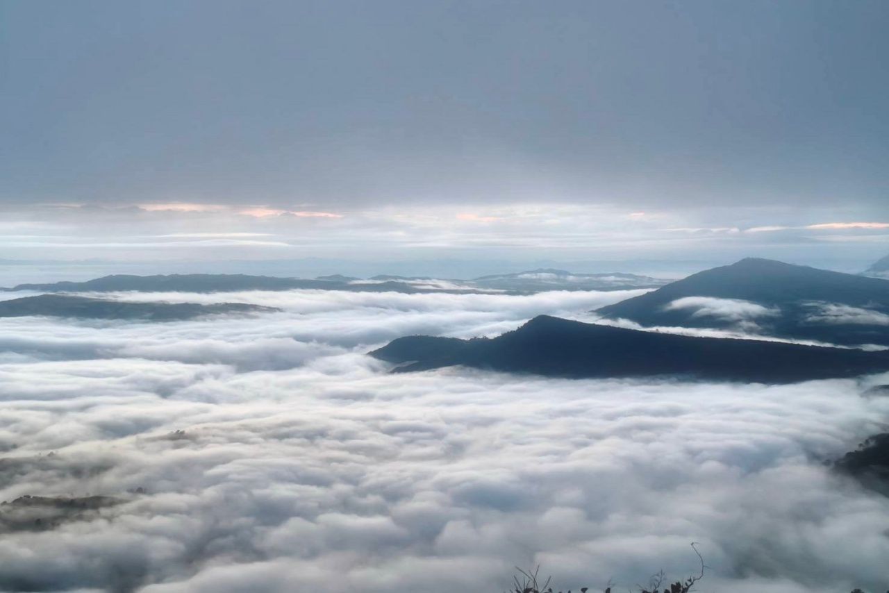 游客登上“普鲁厄峰”欣赏云海，感受16度的寒冷天气