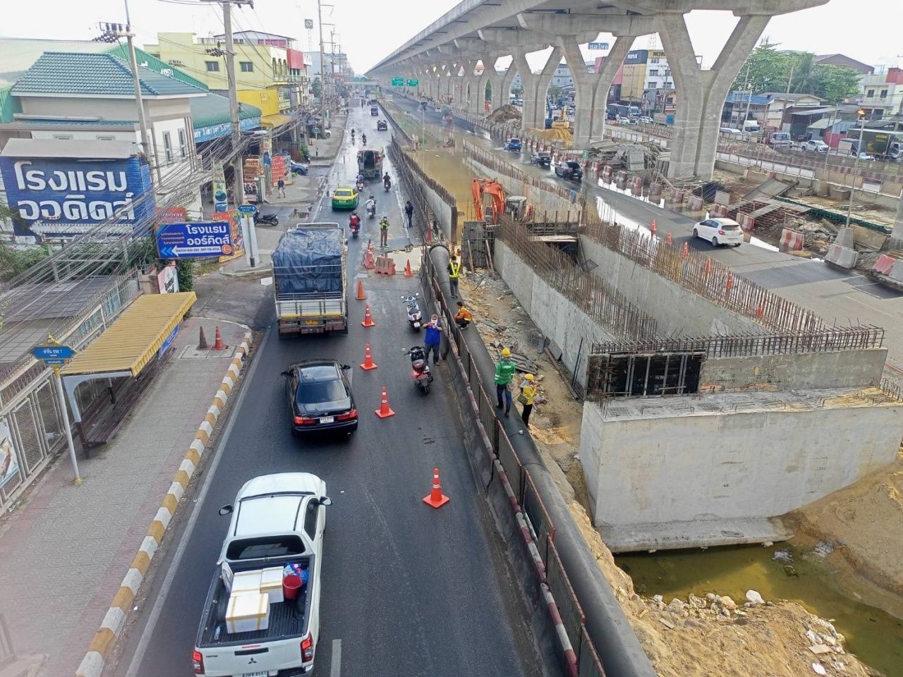 拉玛2号公路塌陷原因：大型水管破裂导致路面塌陷成坑
