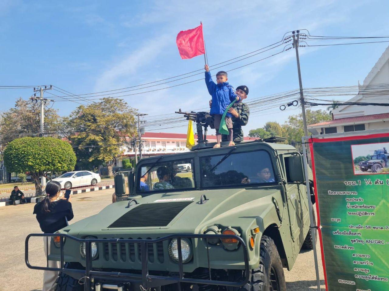 第二军区在儿童节展示武器，与大家激情高唱