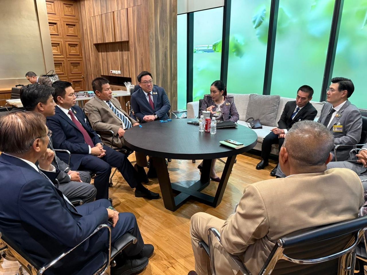 预算会议 69 “英克” 聆听泰国党的代表问题 希望工作切合人民需求