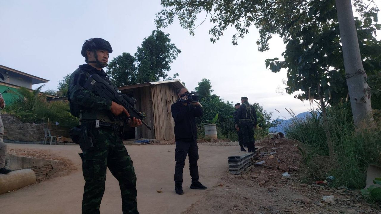 超过600名外国人在缅甸一侧的美塞河边聚集，等待过境到泰国