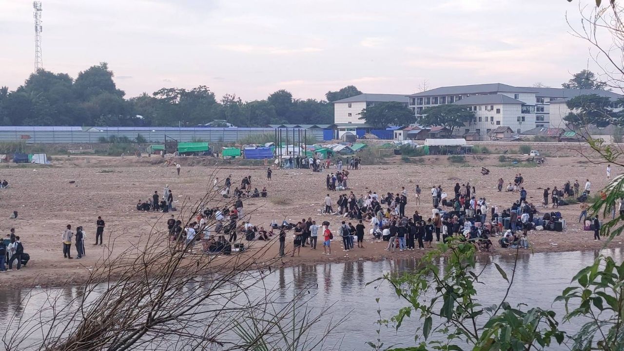 超过600名外国人在缅甸一侧的美塞河边聚集，等待过境到泰国