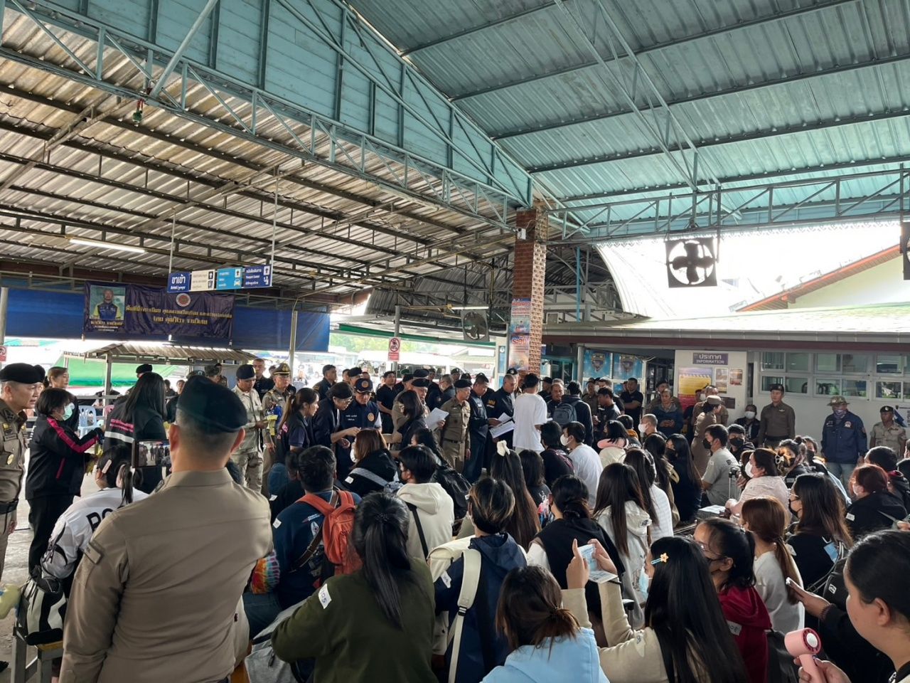 海军协助162名泰国人通过“班帘关口”返回国家