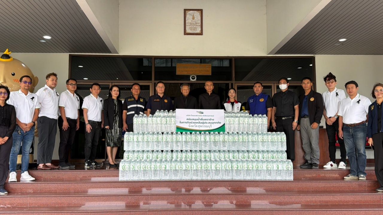 泰国饮料公司持续派送饮用水和必需品,帮助洪灾灾民