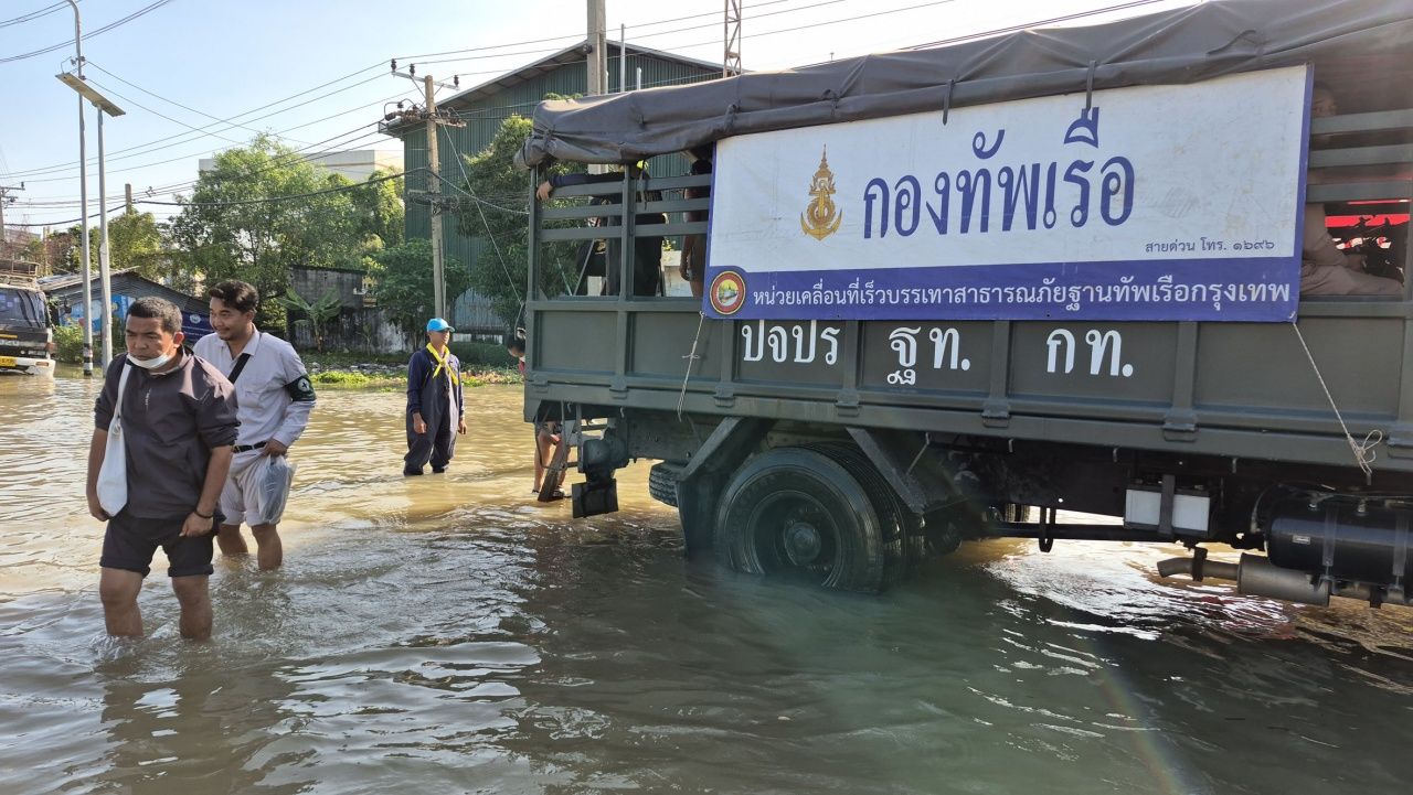北榄府居民连续第二天遭遇海水倒灌,街道被淹通行困难