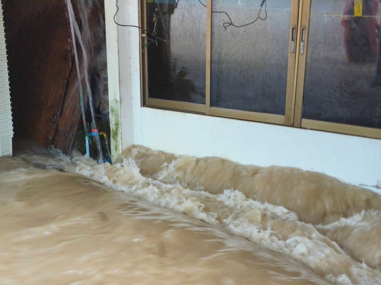 暴雨袭击达叻府空亚县 洪水从多个地方汇集，导致多地积水