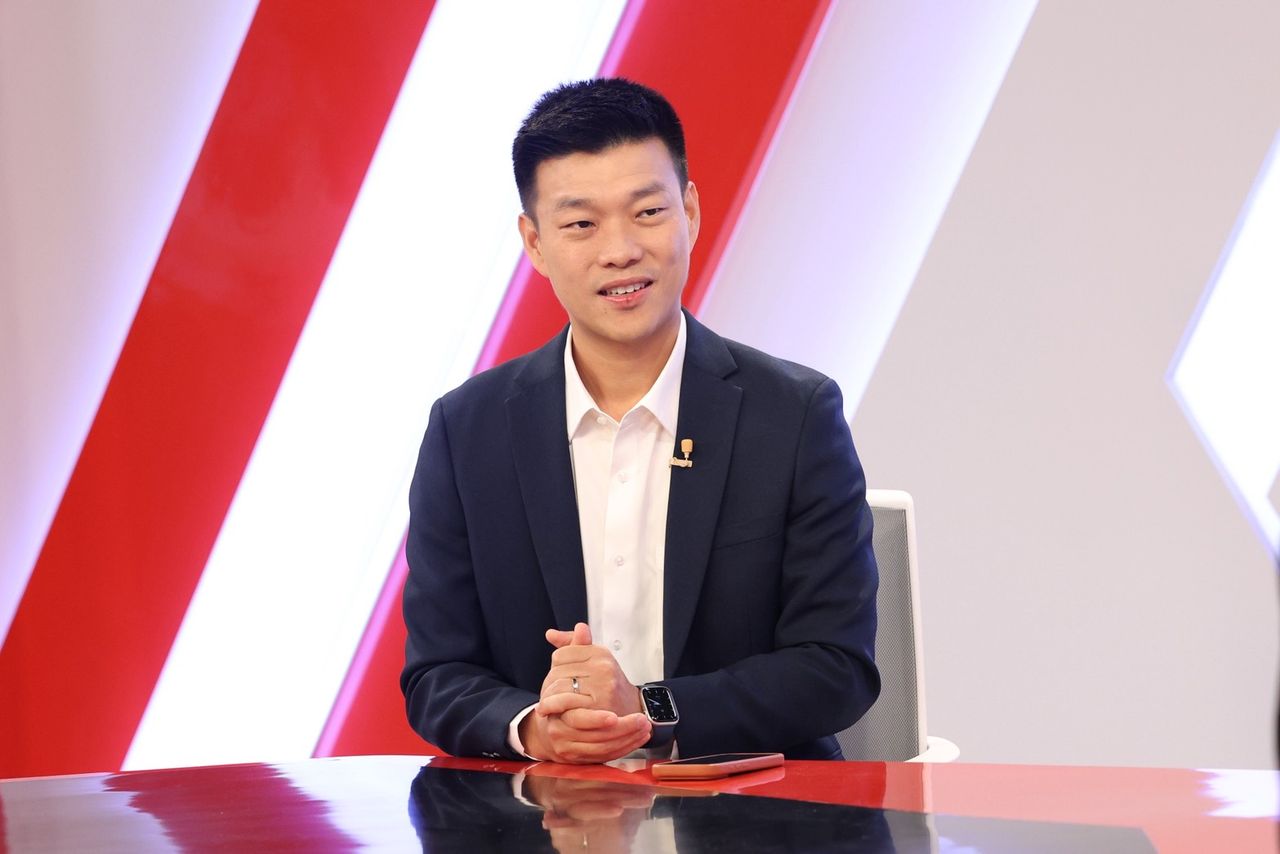 “腾·纳特彭” 向公众道歉，将安努廷选为总理，指出69选举中橙色党与蓝色党竞争组建政府