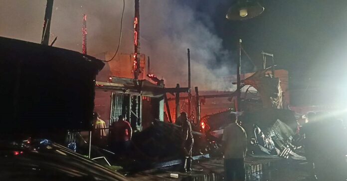 大火摧毁了Phanom Sarakham市场，12户家庭无家可归 | Thaiger新闻
