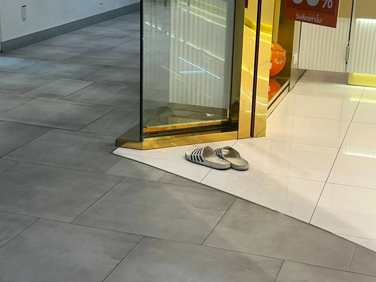 抓获嫌疑人：在拉敏特拉商场内金店实施抢劫后被捕