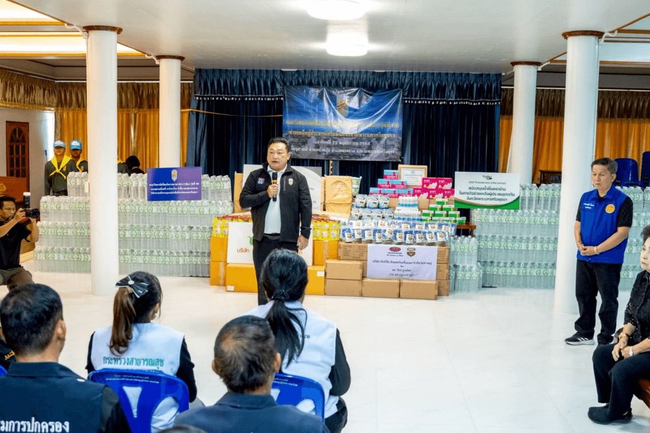 泰国饮料公司持续派送饮用水和必需品,帮助洪灾灾民