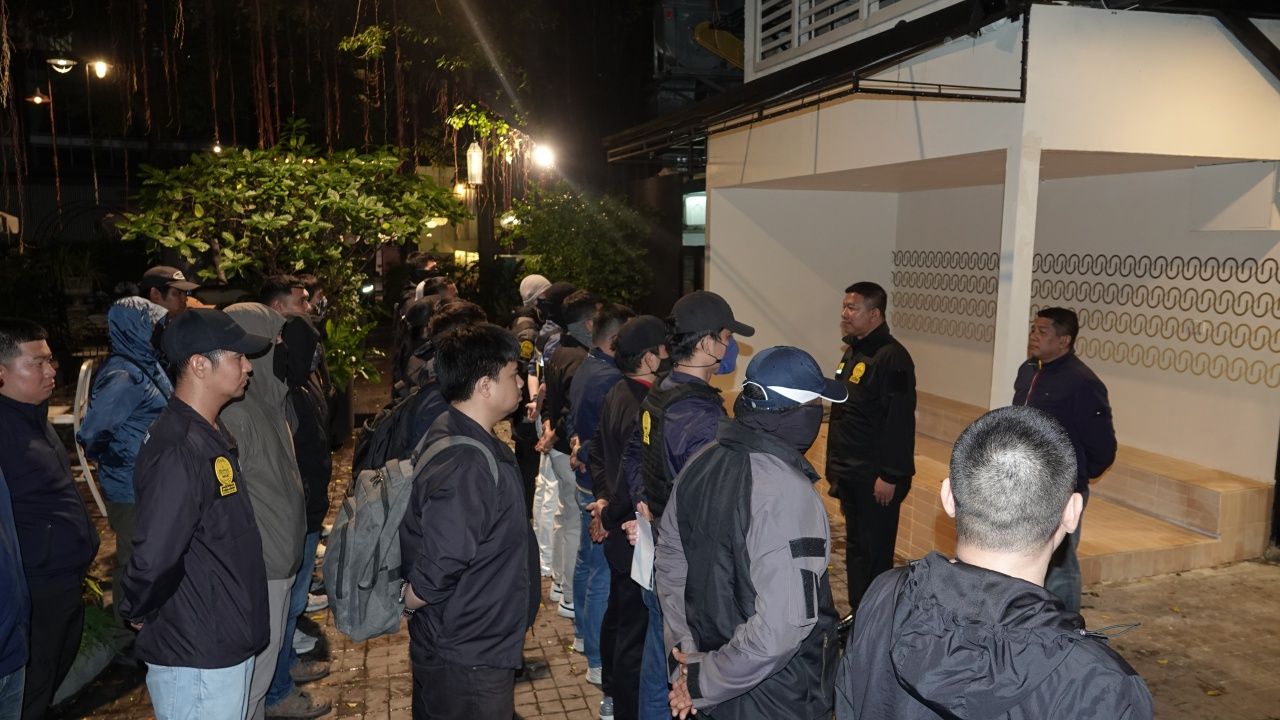 突袭逮捕7名外籍“白客”贩毒团伙，以理发店作掩护，惊现秘密房间